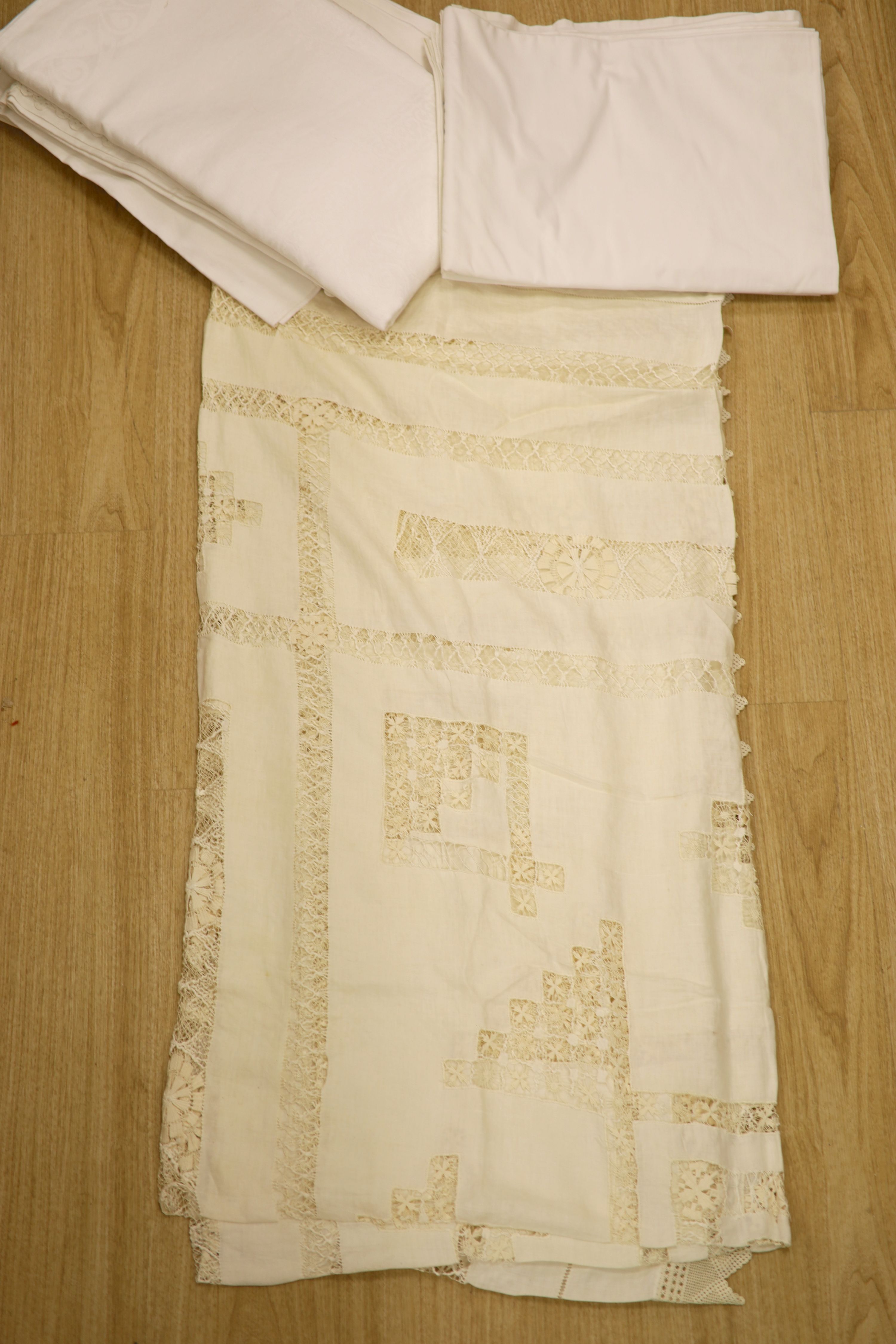 A quantity of linen, including a drawn thread cloth, crochet-edged cloths, damask and sheets